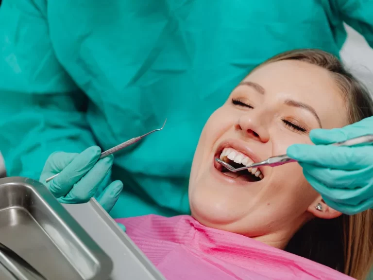 Equipe odontológica utilizando sistema odontológico para organizar agenda e melhorar experiência do cliente