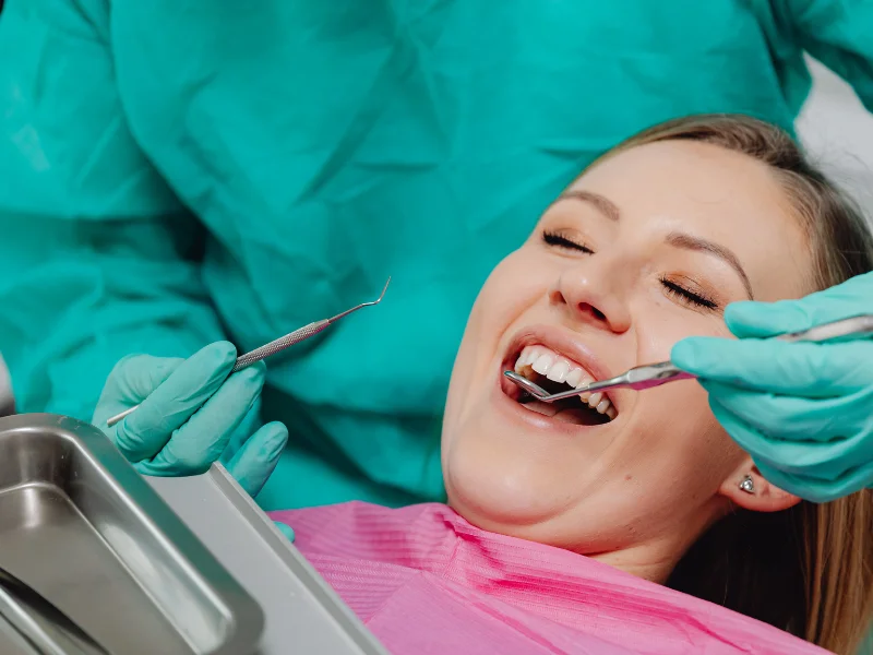 Equipe odontológica utilizando sistema odontológico para organizar agenda e melhorar experiência do cliente